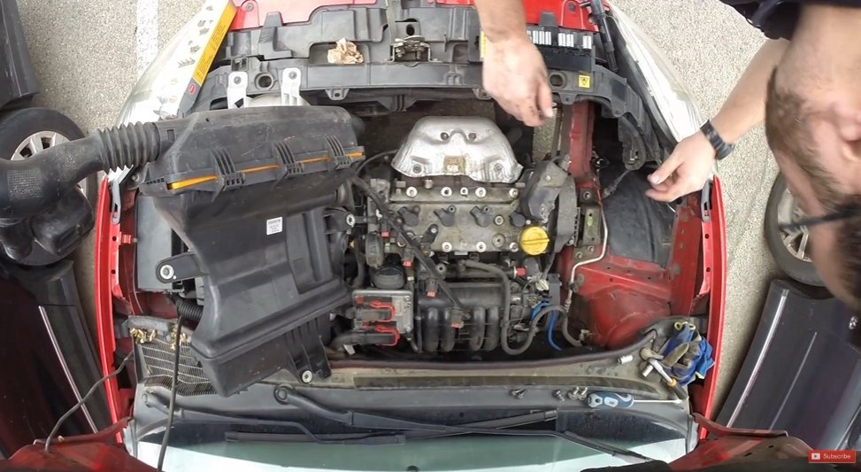 Vano motor con la caja del filtro de aire que hay que apartar para acceder a las bobinas de encendido