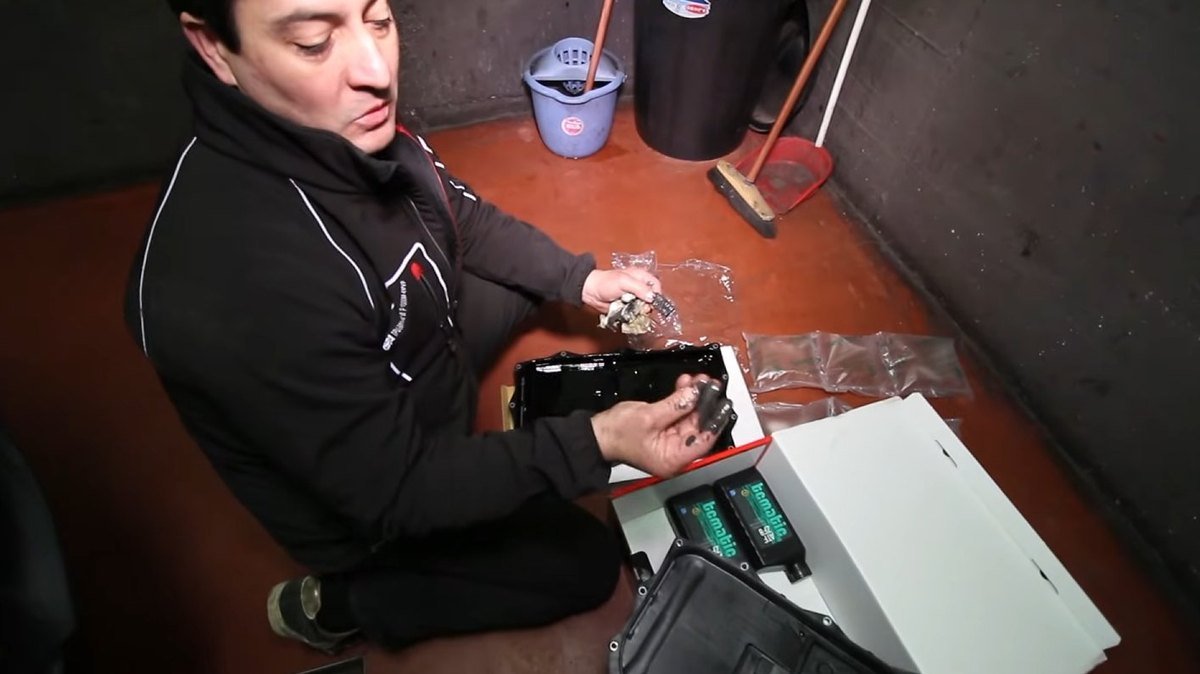 Imanes del cárter de la caja ZF 8HP cubiertos de partículas metálicas y suciedad