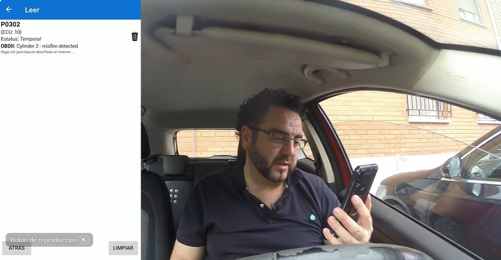 Lector OBD-II mostrando el código P0302, un fallo de encendido detectado en el cilindro 2
