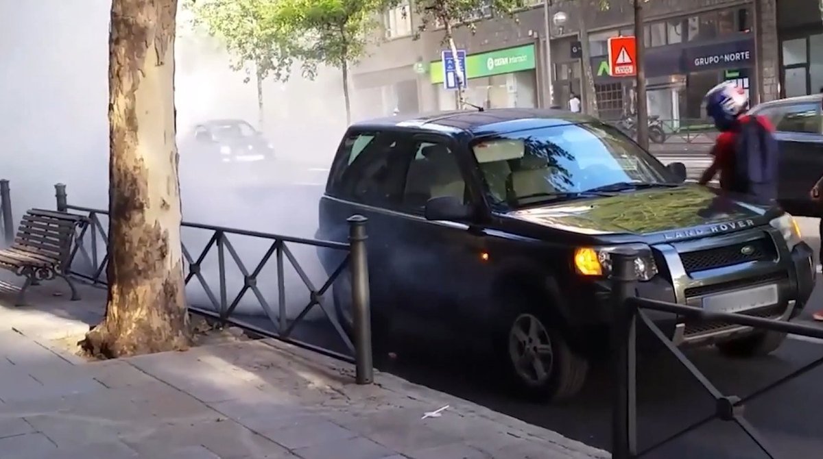 Coche diésel en autoignición echando humo blanco porque el motor se acelera solo