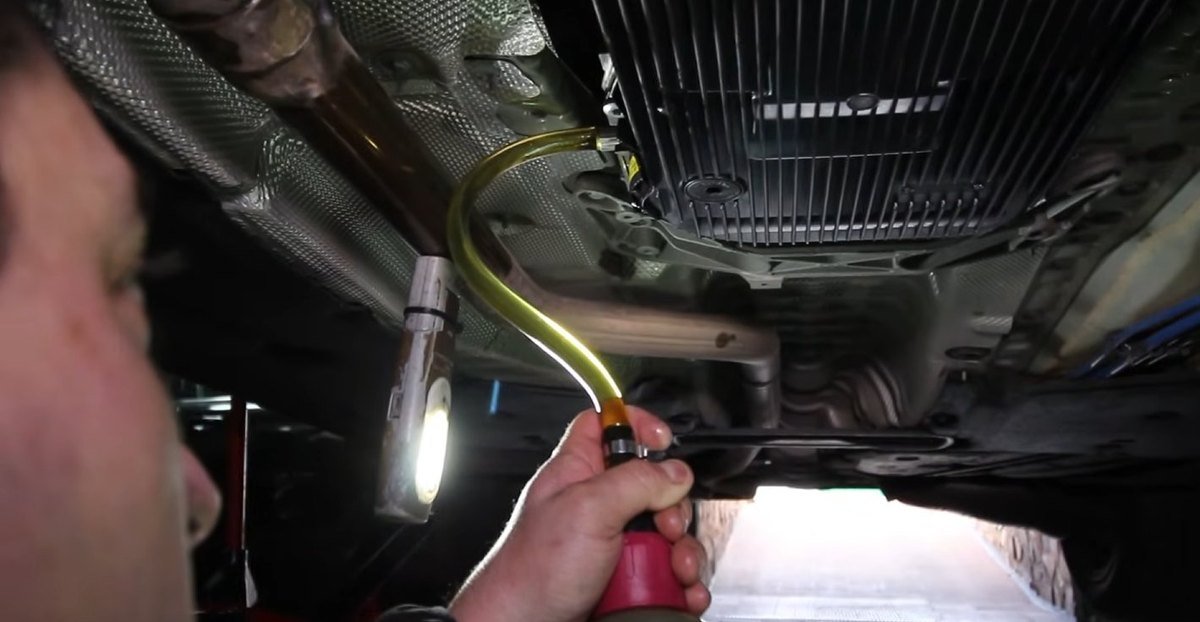 Rellenando con jeringa el aceite de la caja automática ZF 8HP
