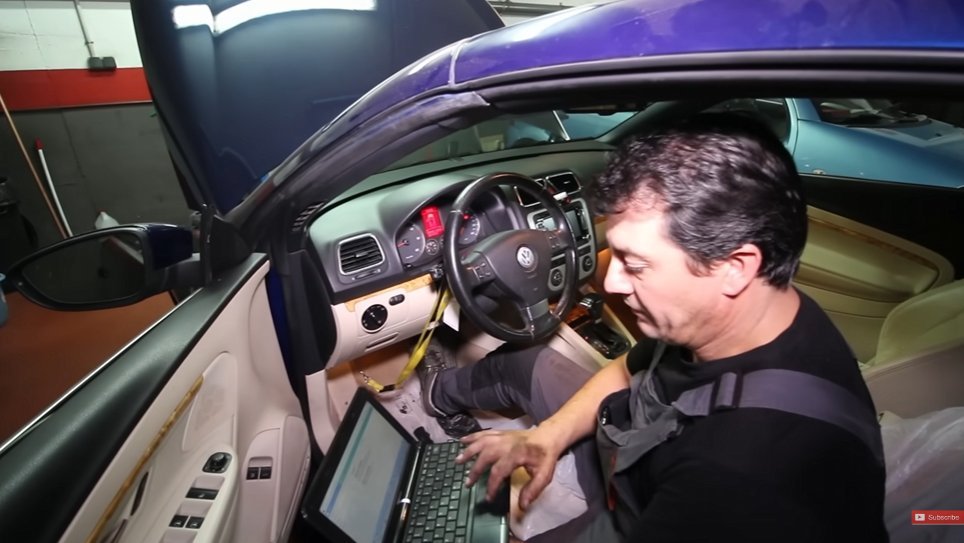 Tío Moi realizando diagnosis con portátil en Volkswagen