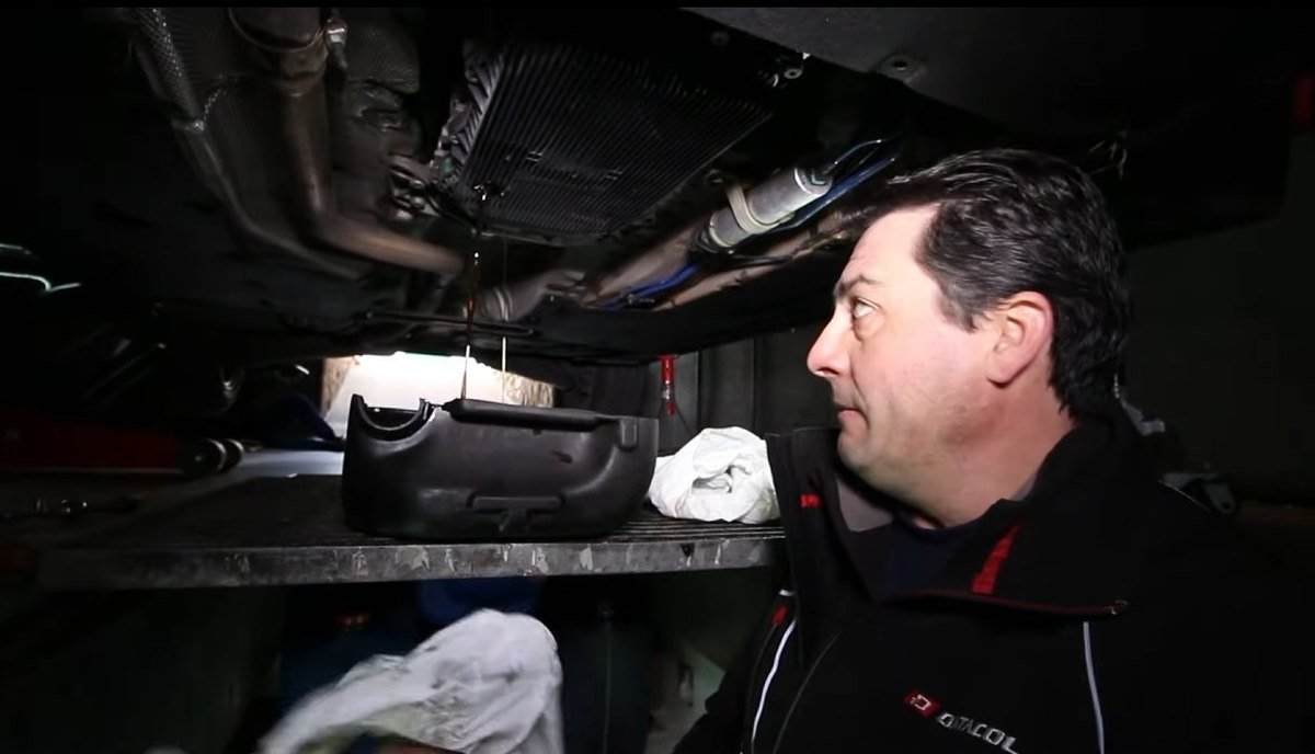 Aceite usado cayendo al vaciar la caja de cambios automática ZF 8HP