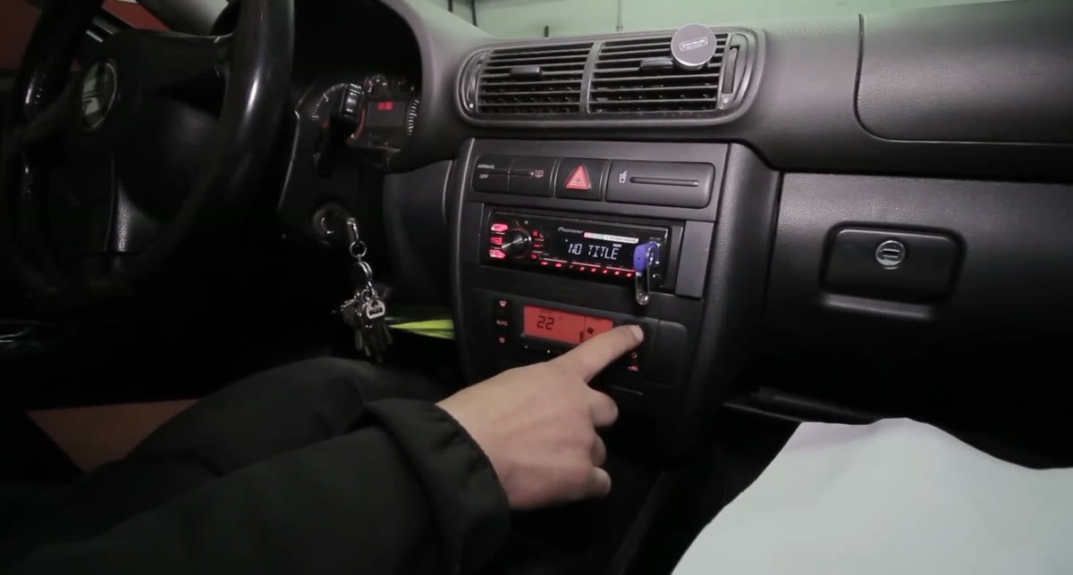 Probando el aire acondicionado y el climatizador al comprar un coche de segunda mano