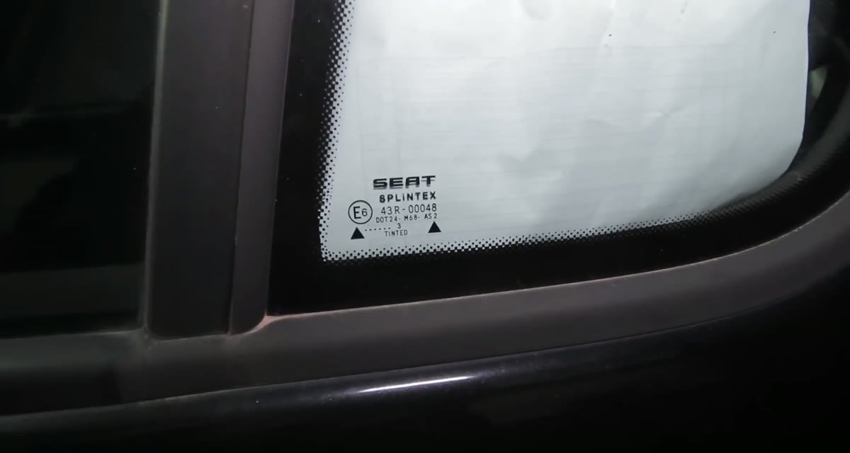 Marca del cristal con el código de fecha para saber el año real de un coche de segunda mano