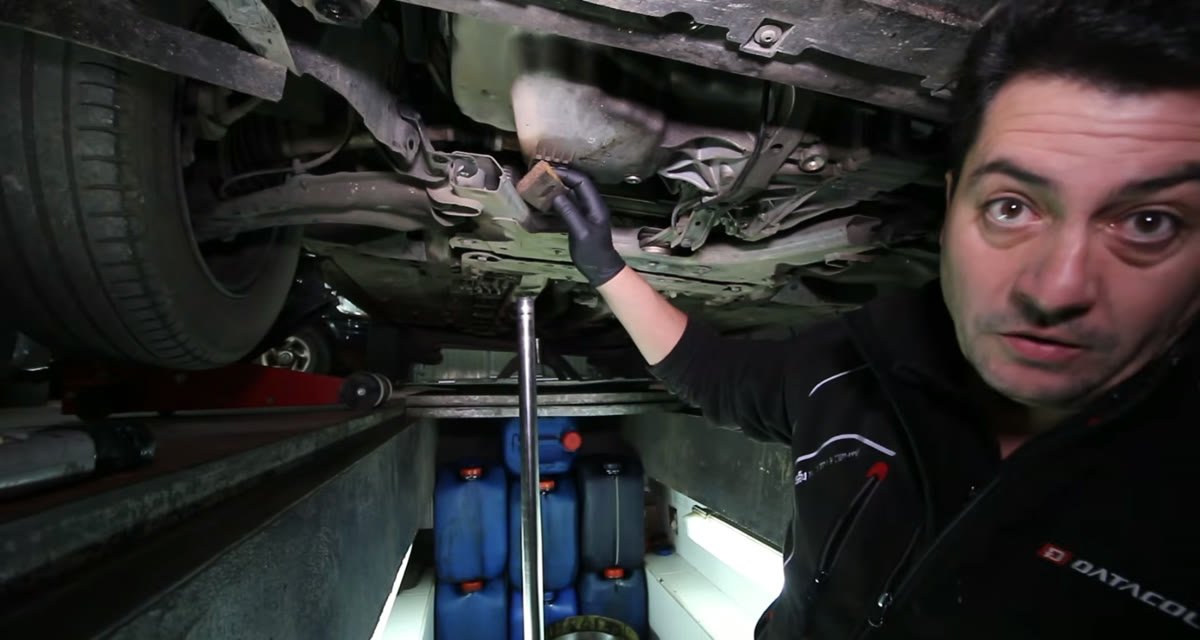 Apuntalando el motor de la Kangoo con el gato y un taco de madera