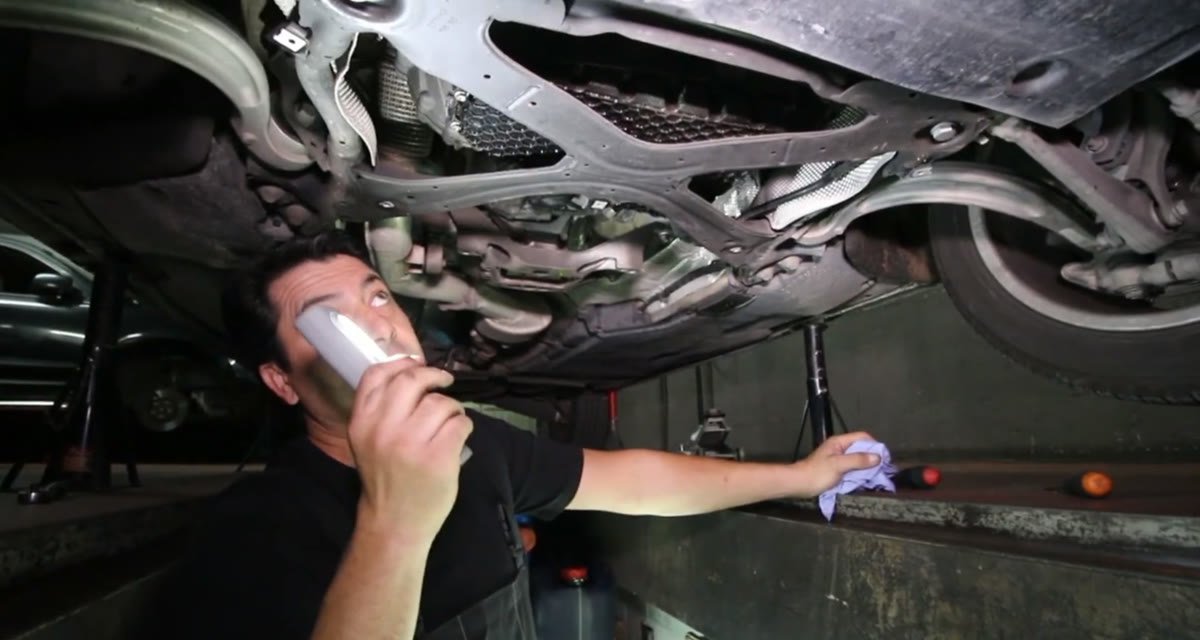 Cambio de aceite S-Tronic: Audi A4 con caja de 7 velocidades subido en el foso