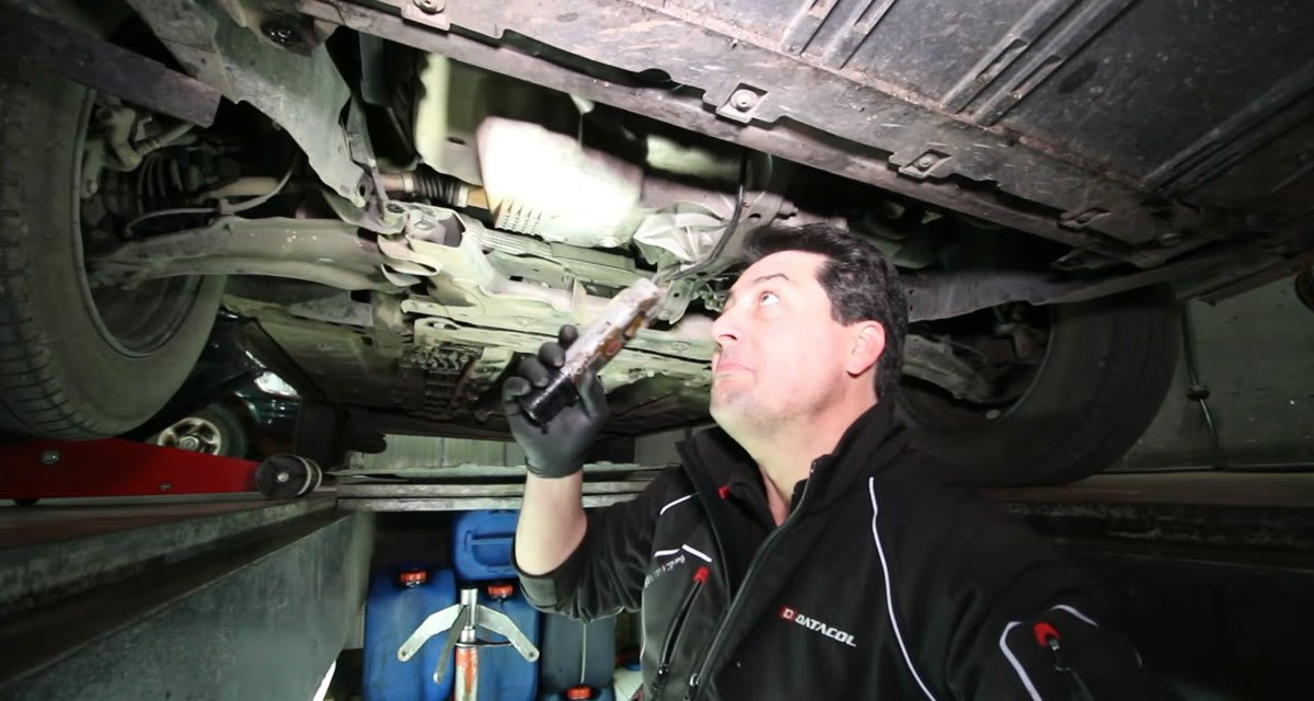 Cambio de correa de distribución del 1.5 dCi: revisando los bajos de la Kangoo III
