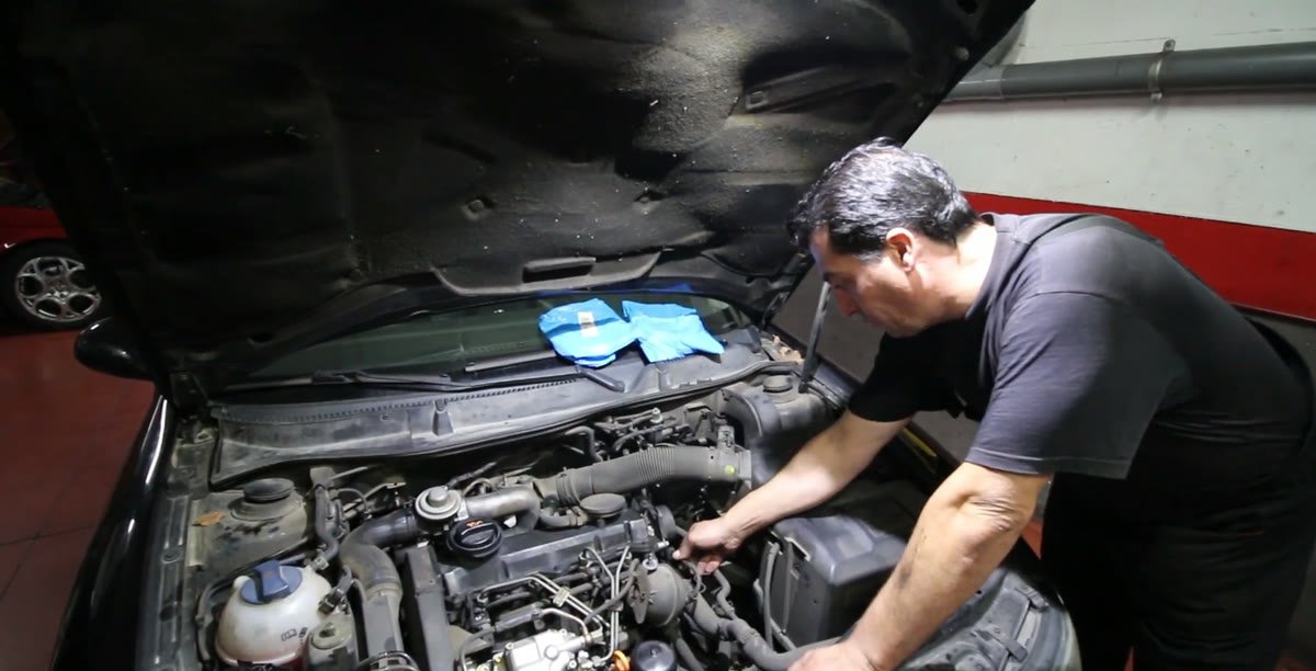 Cambiar los tubos de vacío: el Tío Moi revisando el circuito en el vano motor