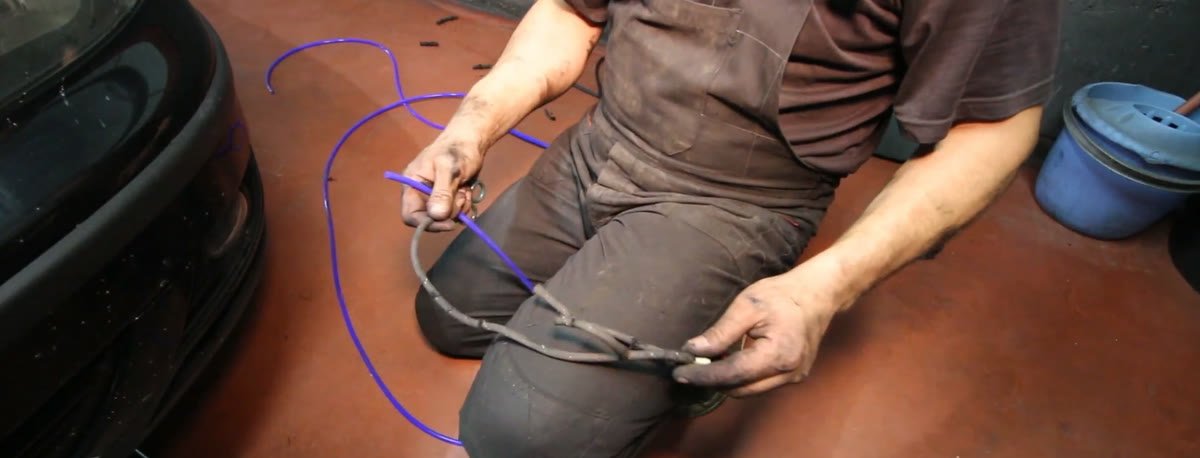 Comparando el tubo de vacío viejo con el nuevo de silicona para cortarlo a medida