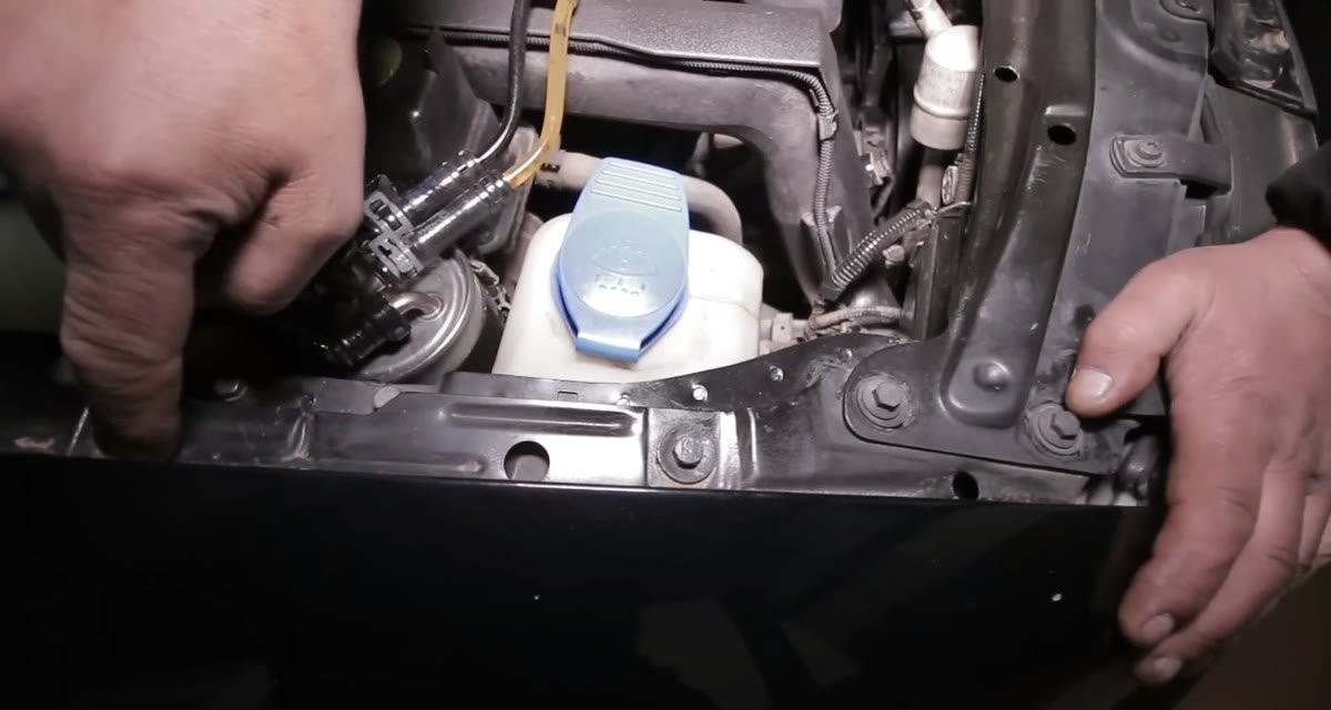 Revisando el compartimento del motor para detectar un golpe frontal