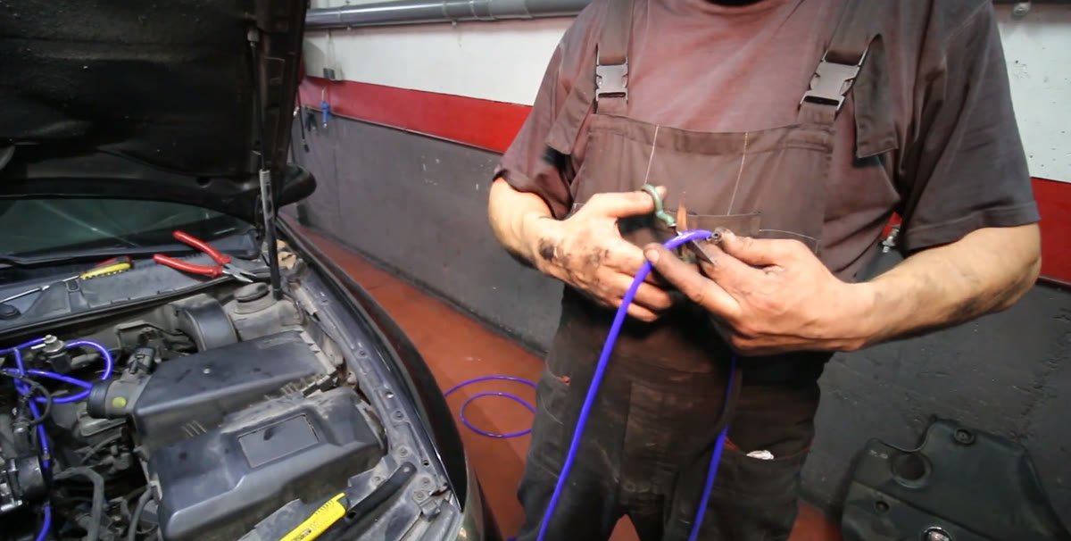 Cortando el tubo de vacío de silicona nuevo a la medida del viejo