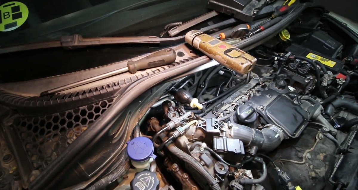 Empalme de la tubería de gasoil ya montado en el motor PSA 1.4