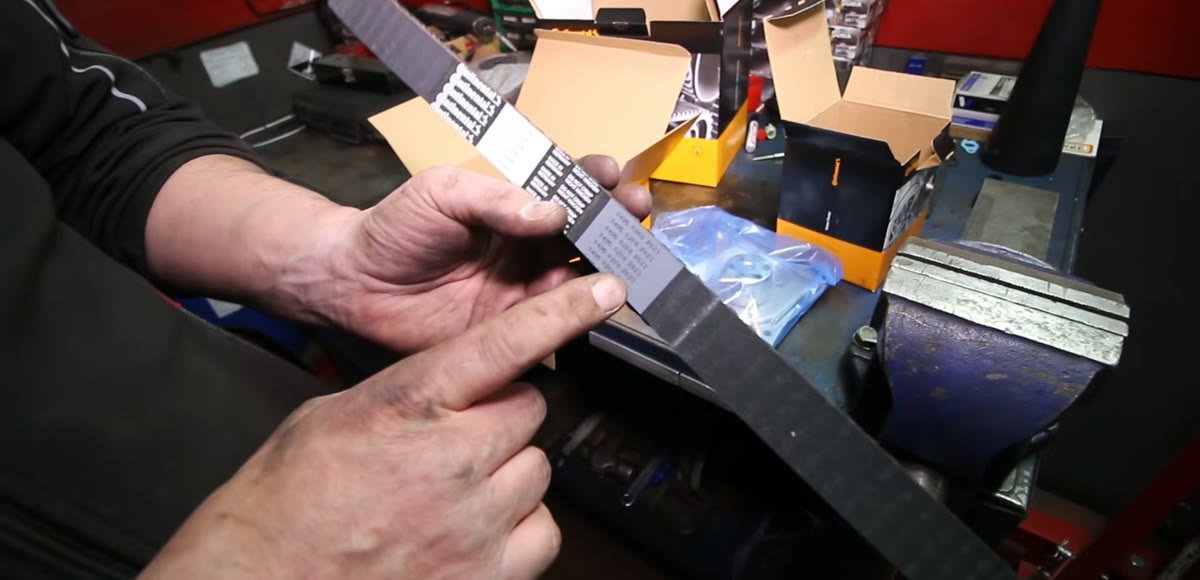 Comprobando la fecha de fabricación en la correa de distribución nueva