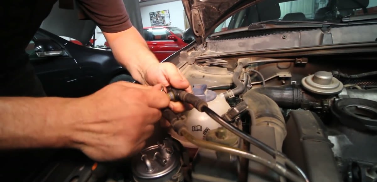 Cambiando el filtro de combustible del Seat León con sus gomas nuevas