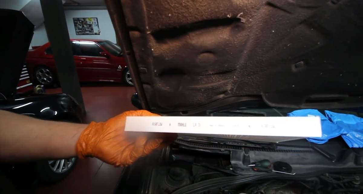 El filtro de habitáculo del Seat León 1.9 TDI con la flecha del flujo de aire