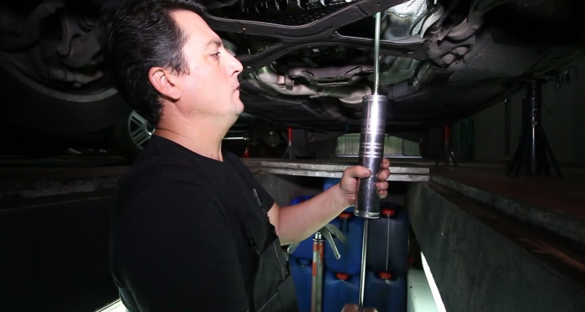 Llenado de la caja S-Tronic con la jeringa manual de aceite
