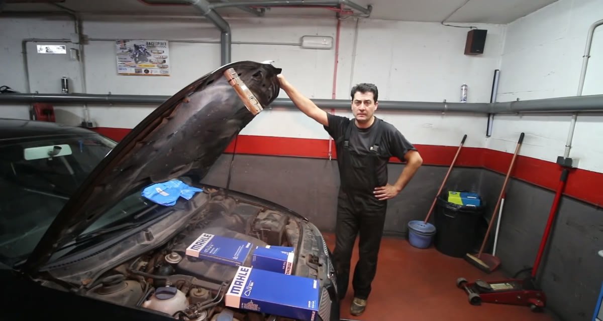 Mantenimiento del Seat León 1.9 TDI: el Tío Moi con el capó abierto y los filtros MAHLE