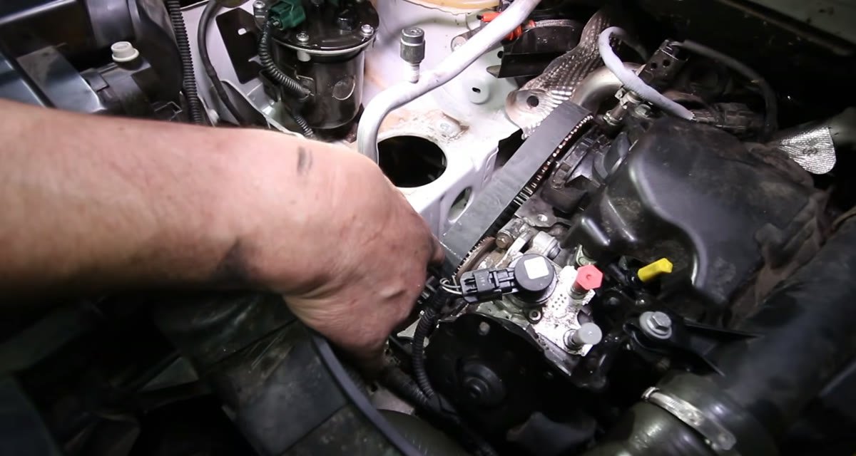 Montando la correa de distribución nueva en el motor 1.5 dCi de la Kangoo