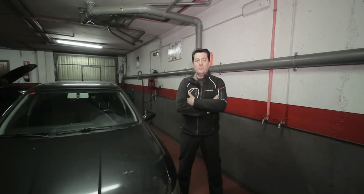 Qué revisar al comprar un coche de segunda mano: el Tío Moi junto al coche en el taller