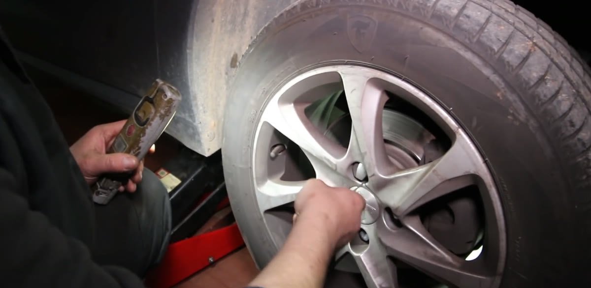 Quitando la rueda para acceder a la distribución del 1.6 HDi