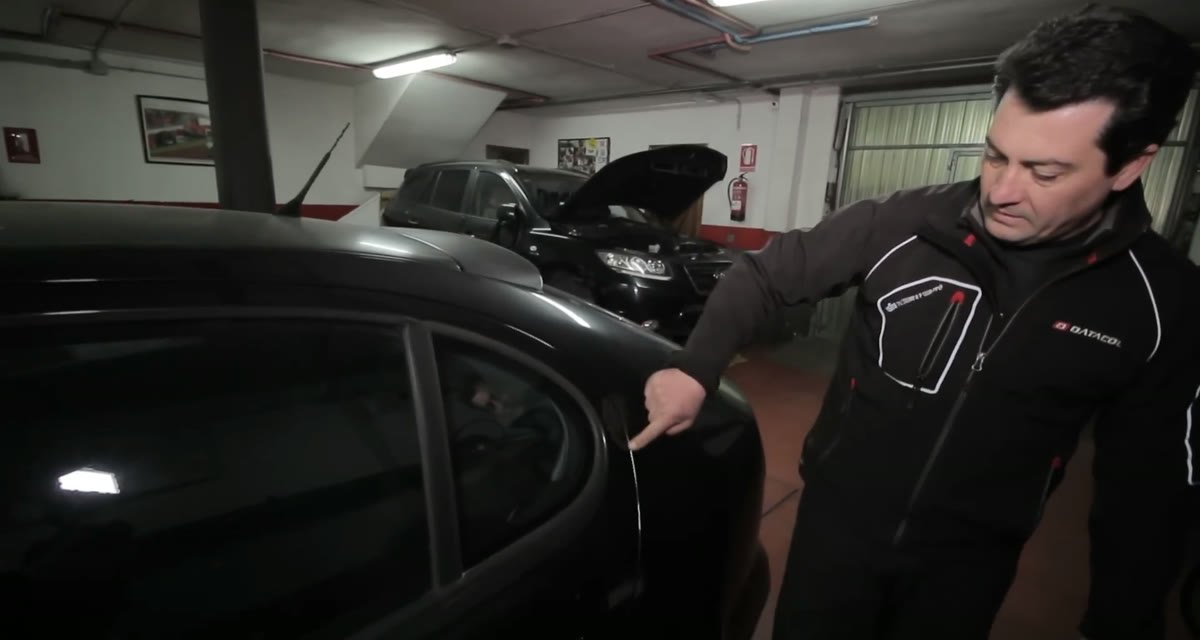 Revisando las holguras de la carrocería de un coche usado para detectar golpes