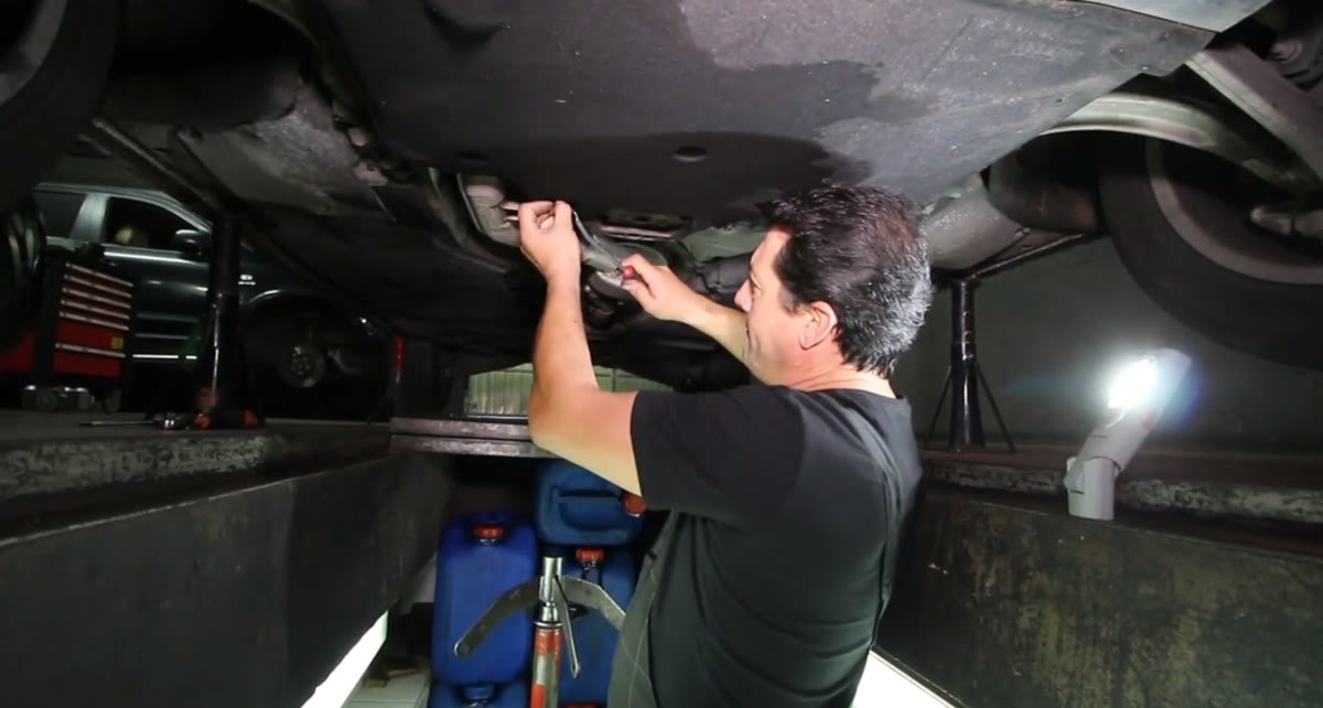 Quitando las grapas de la coraza inferior del Audi con el sacagrapas