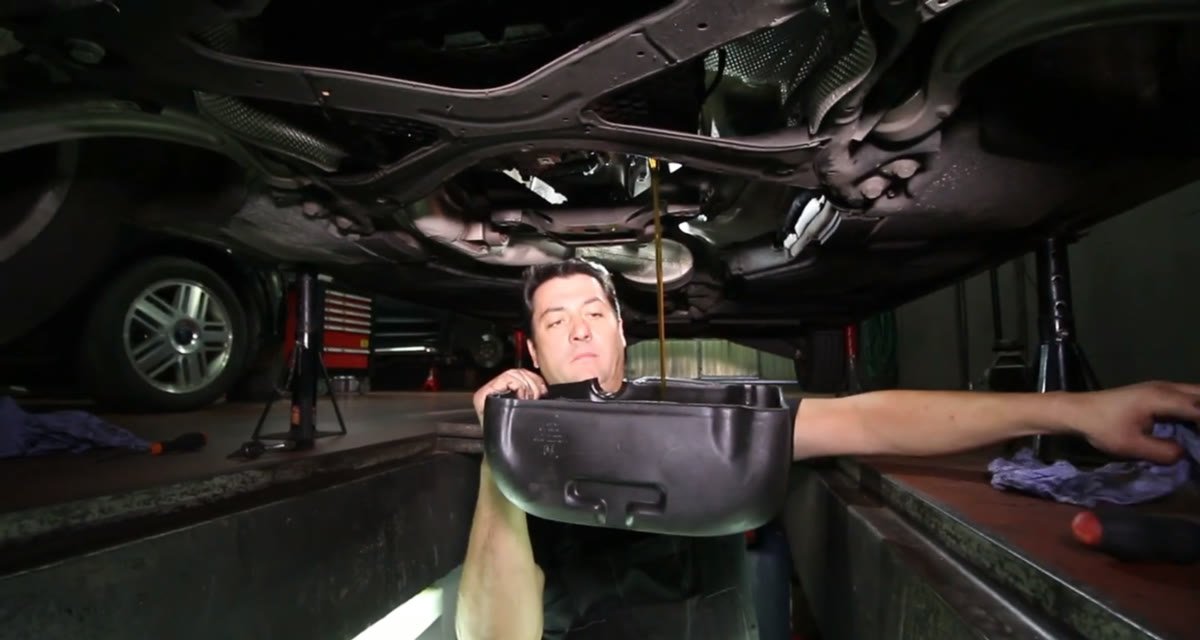 Aceite usado cayendo por el tapón de vaciado de la caja S-Tronic