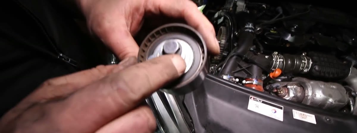 El tensor de la correa de distribución del 1.6 HDi con su flecha de tensado