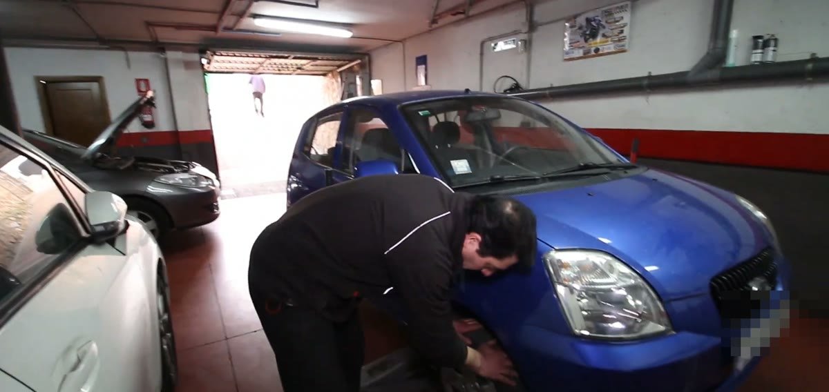 El coche se va hacia un lado al frenar: comprobando si la rueda gira libre