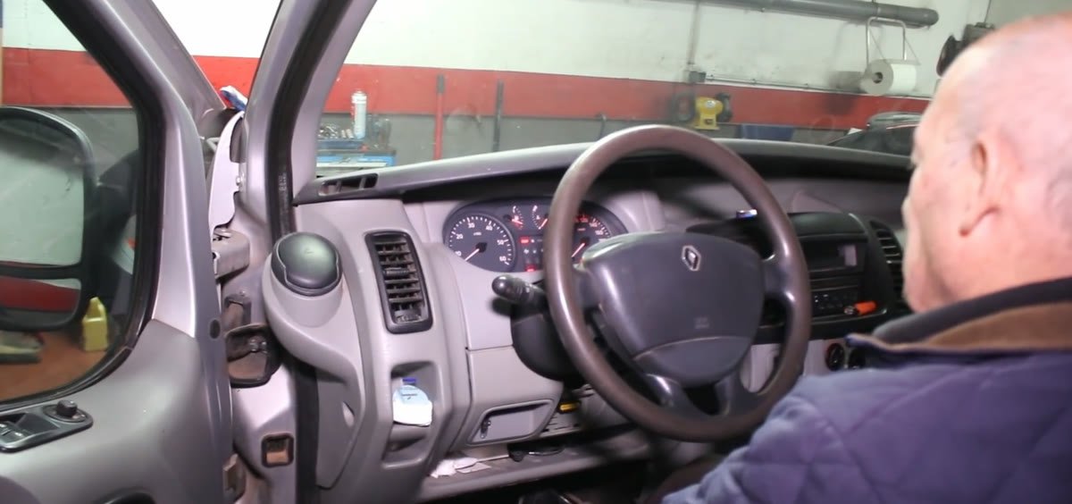 Cuadro del coche que se ilumina cuando al frenar se encienden las luces