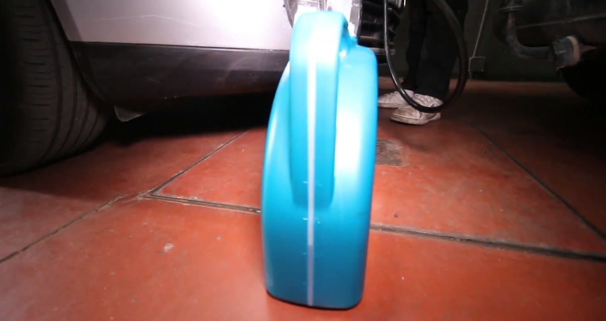 Recipiente donde se recoge el aceite al cambiar el aceite por succión