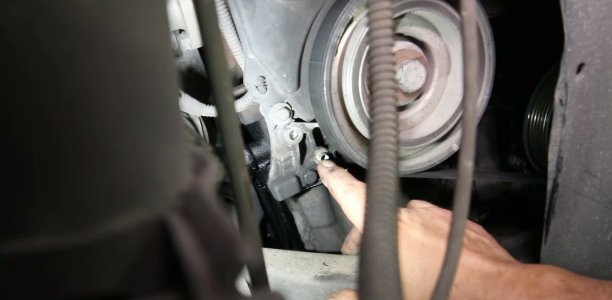 Montando el sensor de cigüeñal nuevo en el motor 2.0 HDi