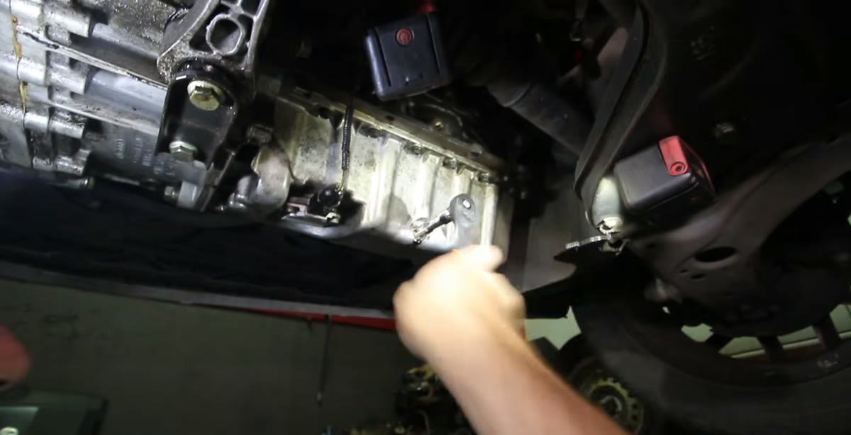 Pasando el macho del kit para reparar la rosca del cárter, bien centrado