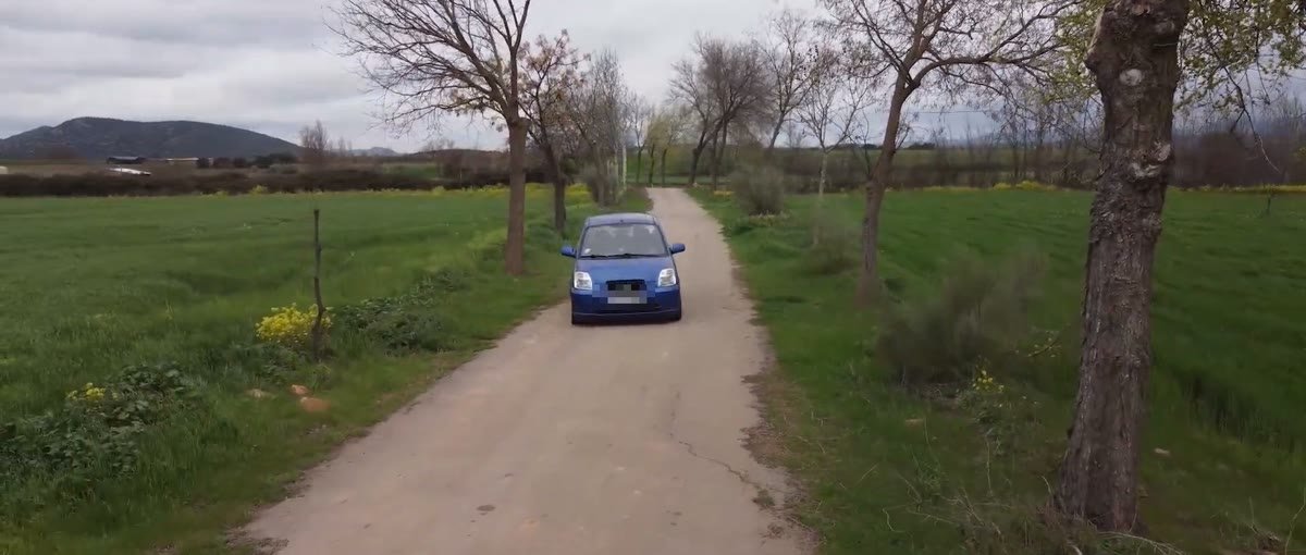 Prueba en carretera para ver cómo el coche se cruza al frenar