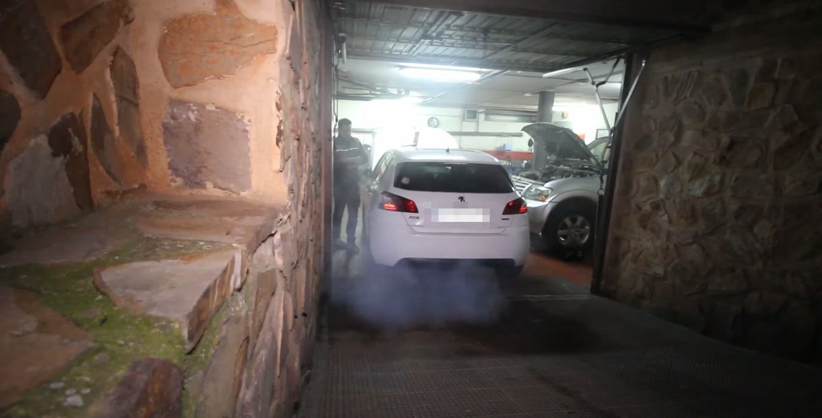 Regeneración forzada del filtro de partículas: humo saliendo del escape durante el proceso