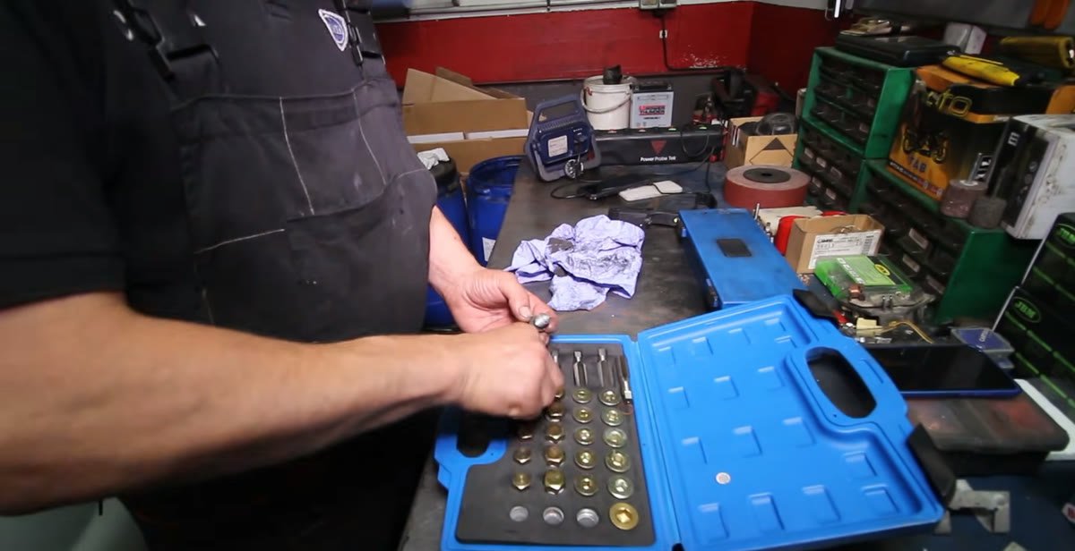 Reparar la rosca del cárter: kit de tapones sobremedida con su macho de corte