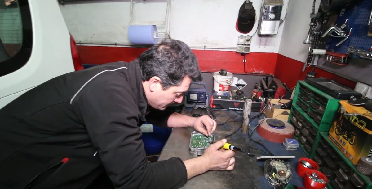 Resoldando las soldaduras de la centralita para solucionar el error P0251
