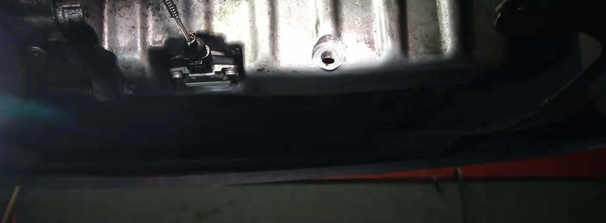 Rosca nueva del cárter terminada tras pasar el macho del kit