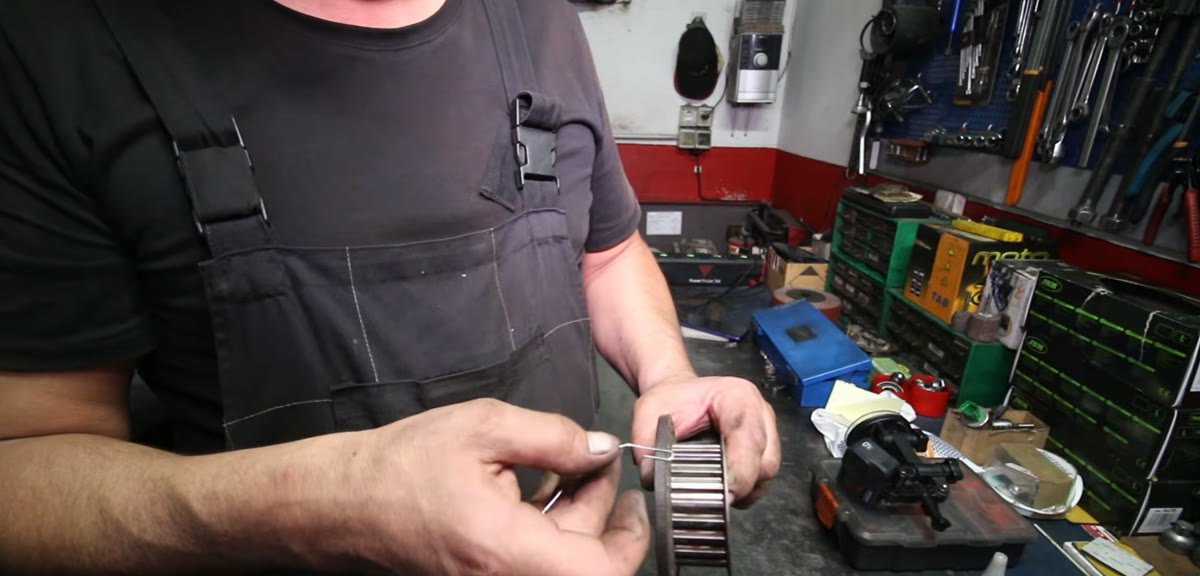 Rueda fónica con la banda magnética que lee el sensor de cigüeñal
