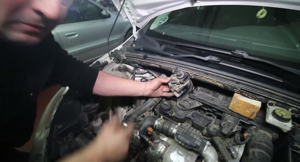 Sacando el filtro de gasoil de un motor 1.3 HDi de PSA