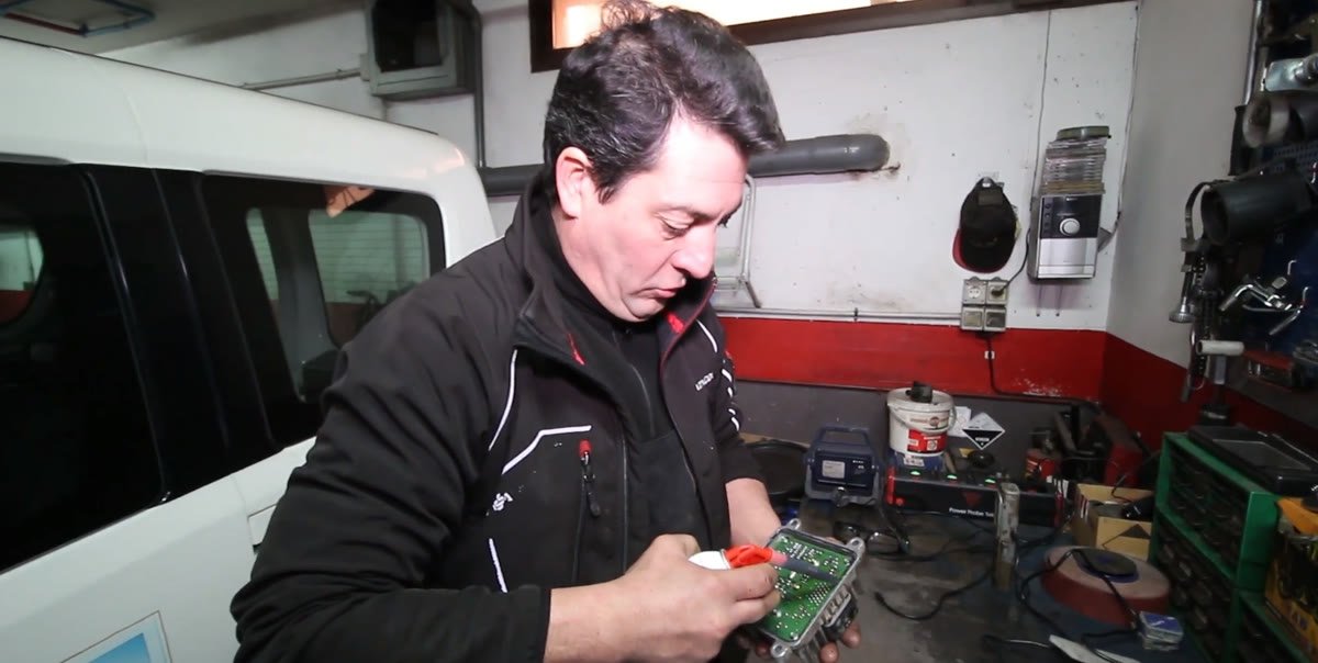 Sellando la tapa de la centralita con silicona de alta temperatura tras reparar el error P0251