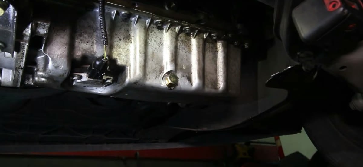 Tapón sobremedida con arandela metal-goma cerrando la rosca del cárter reparada